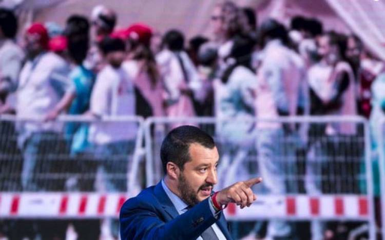 "Porti italiani chiusi anche alle navi militari europee", la richiesta di Salvini dopo lo sbarco della nave irlandese con 106 migranti