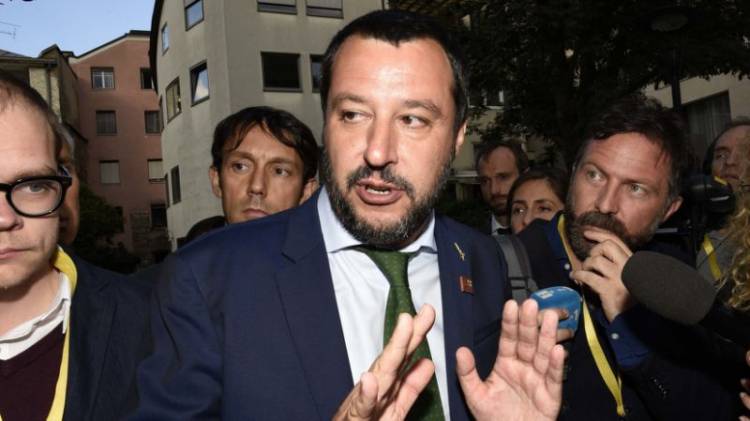 Barcone verso l'Italia, a bordo anche minori in difficoltà. Salvini non molla: "No sbarco in nostri porti"