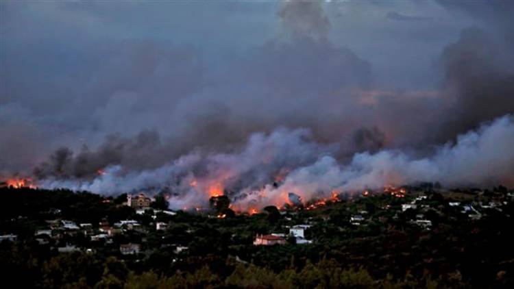 La Grecia brucia, oltre 70 morti "Scene raccapriccianti, dodici ore di inferno"