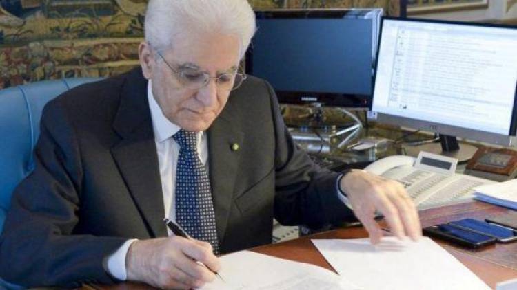 Mattarella firma il dl sicurezza e invia una lettera a Conte: "Rispettare la Costituzione"