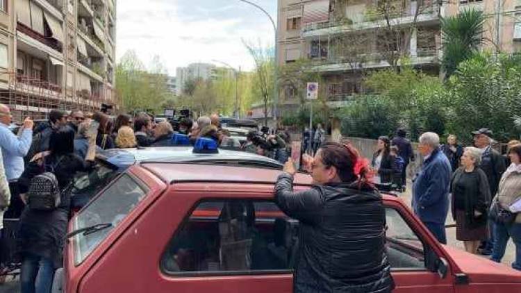 Casal Bruciato, continua la protesta anti-rom: "Case agli italiani". E una donna con bimbo occupa la casa destinata a famiglia nomade