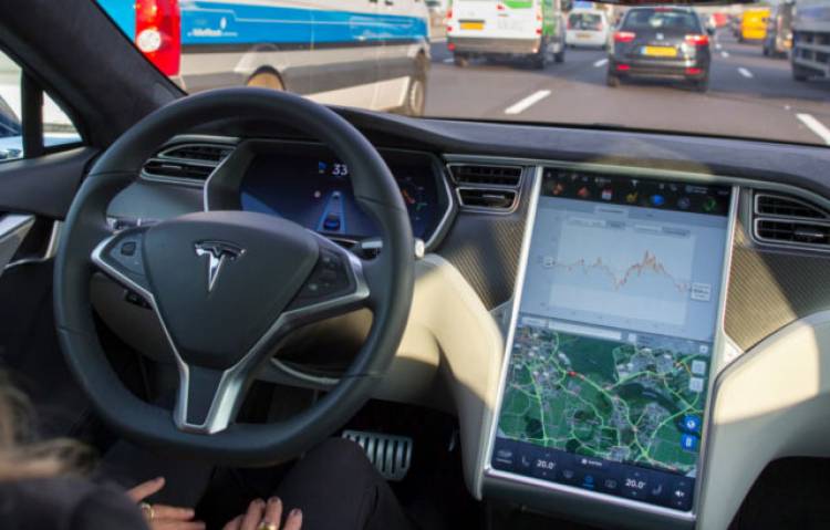 Tesla Autopilot non è sicuro: lo dicono gli esperti americani