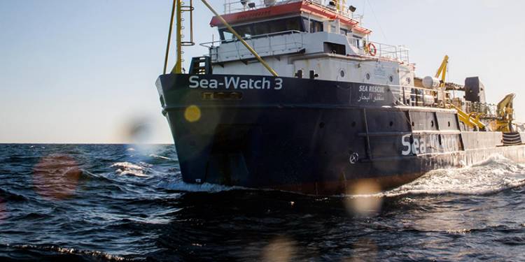 Migranti, Sea Watch: ricorso alla Corte di Strasburgo | Salvini: "LʼUe li mandi in Germania e in Olanda"
