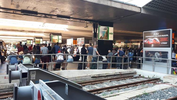 Tre roghi dolosi mandano in tilt la circolazione ferroviaria da Milano a Roma