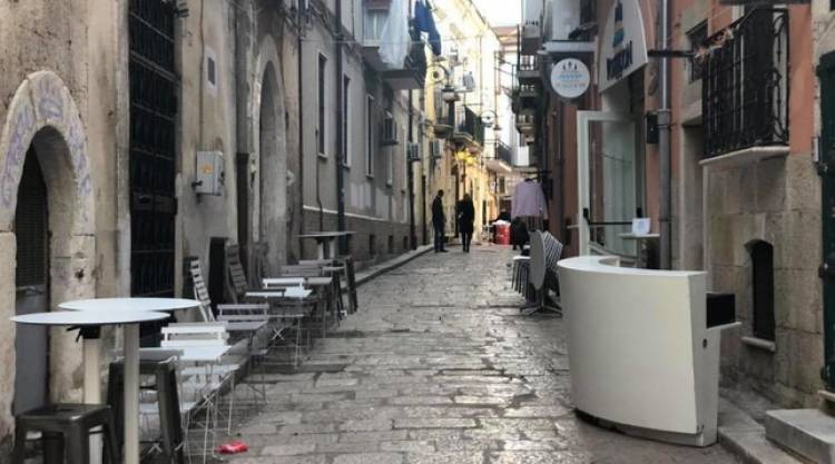 Foggia, bomba davanti a ristorante centro storico: ferita una donna