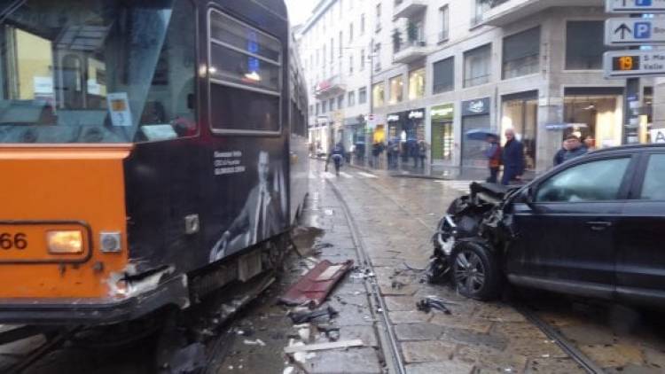 Auto si scontra con tram in centro a Milano: un bambino e sua madre lievemente feriti, traffico in tilt
