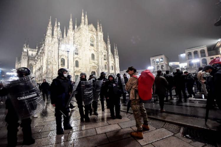 Aggredita in piazza Duomo a Milano, si indaga su almeno altri 5 casi  Una delle vittime: "La polizia vedeva e non ha fatto nulla"