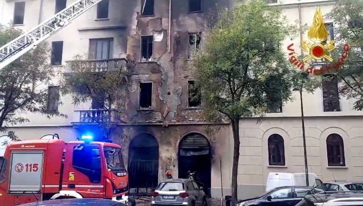 Milano: grosso incendio devasta un palazzo, morti un 34enne e i suoi genitori