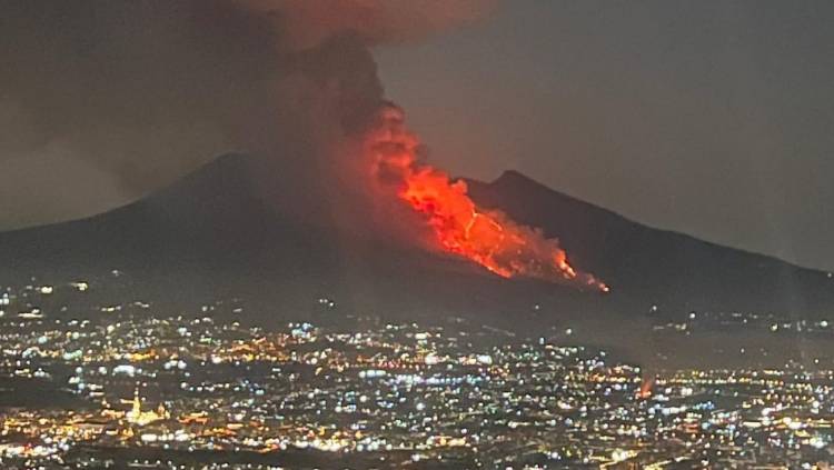 Incendio sul Vesuvio, colonna di fumo visibile anche da Napoli: si estende il fronte del fuoco