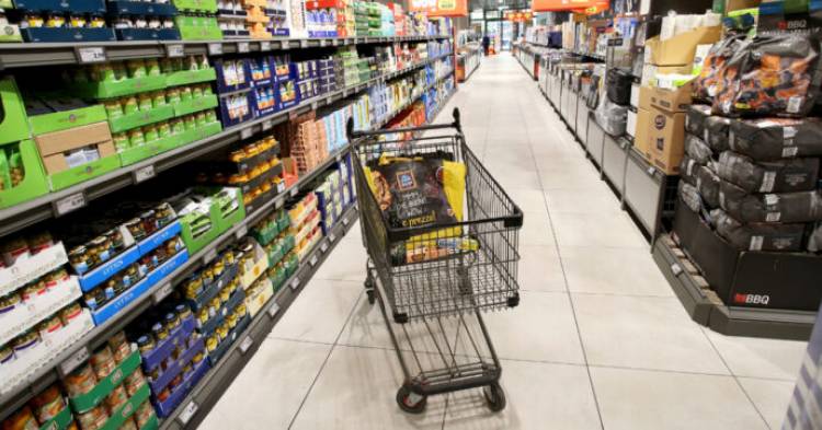 Istat: negli ultimi 25 anni prezzi saliti del 63%. Per casa e utenze inflazione del 120%, per gli alimentari del 90%